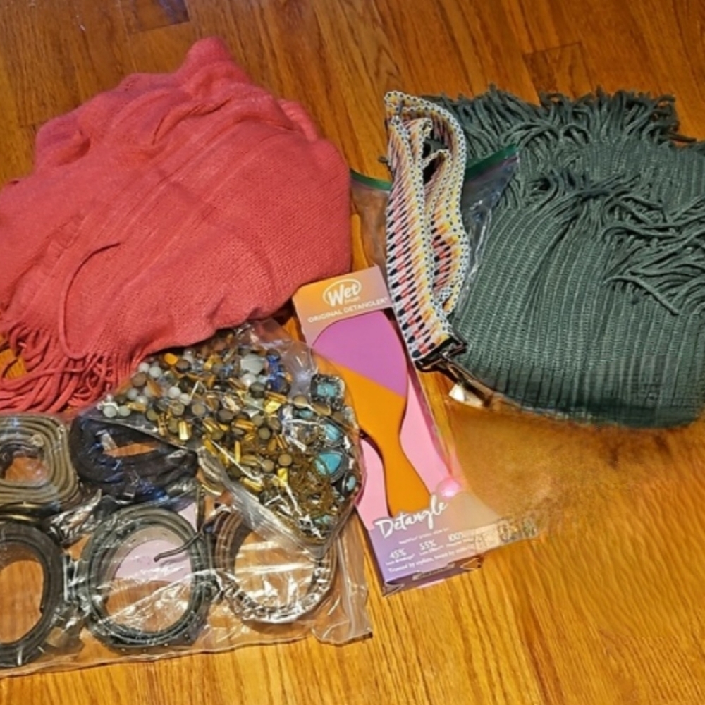 Box of 15 cool things!!belts, jewelry(2 crystal necklace), scarfs, etc⬇
